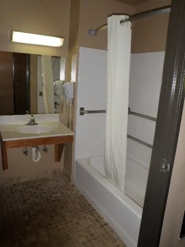 Home Place Inn – Handicapped Room — photo 3
