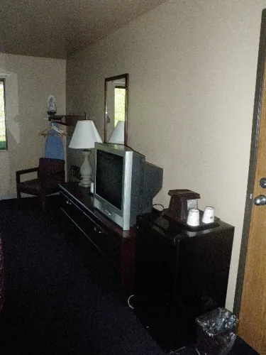 Home Place Inn – Handicapped Room — photo 7