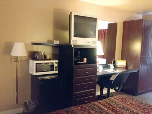 Home Place Inn – King Single with Built-In Cabinets — photo 1