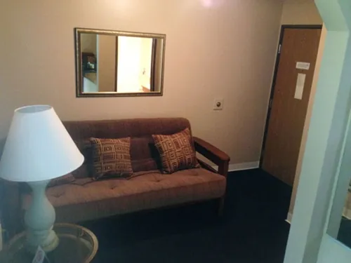 Home Place Inn – King Single with Built-In Cabinets — photo 4