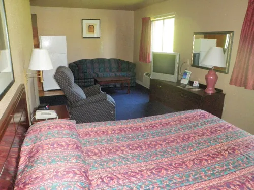 Home Place Inn – Single Kitchenette Suite — photo 13